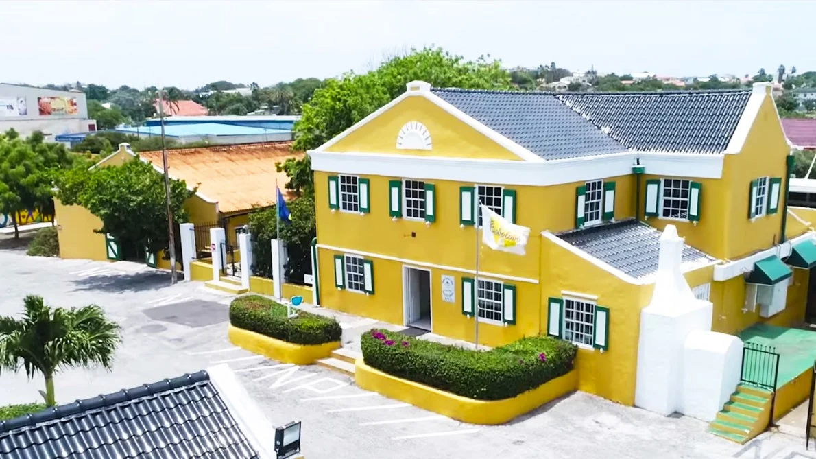 O casarão amarelo Landhuis Chobolobo abriga a Curaçao Liqueur Distillery.
