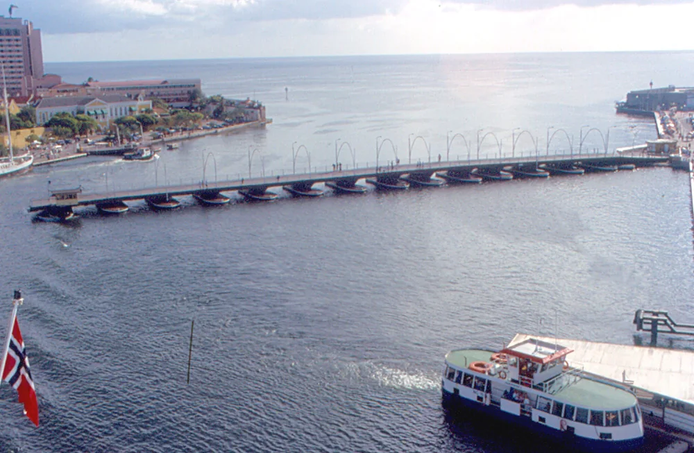 Free ferry by Queen Emma Bridge