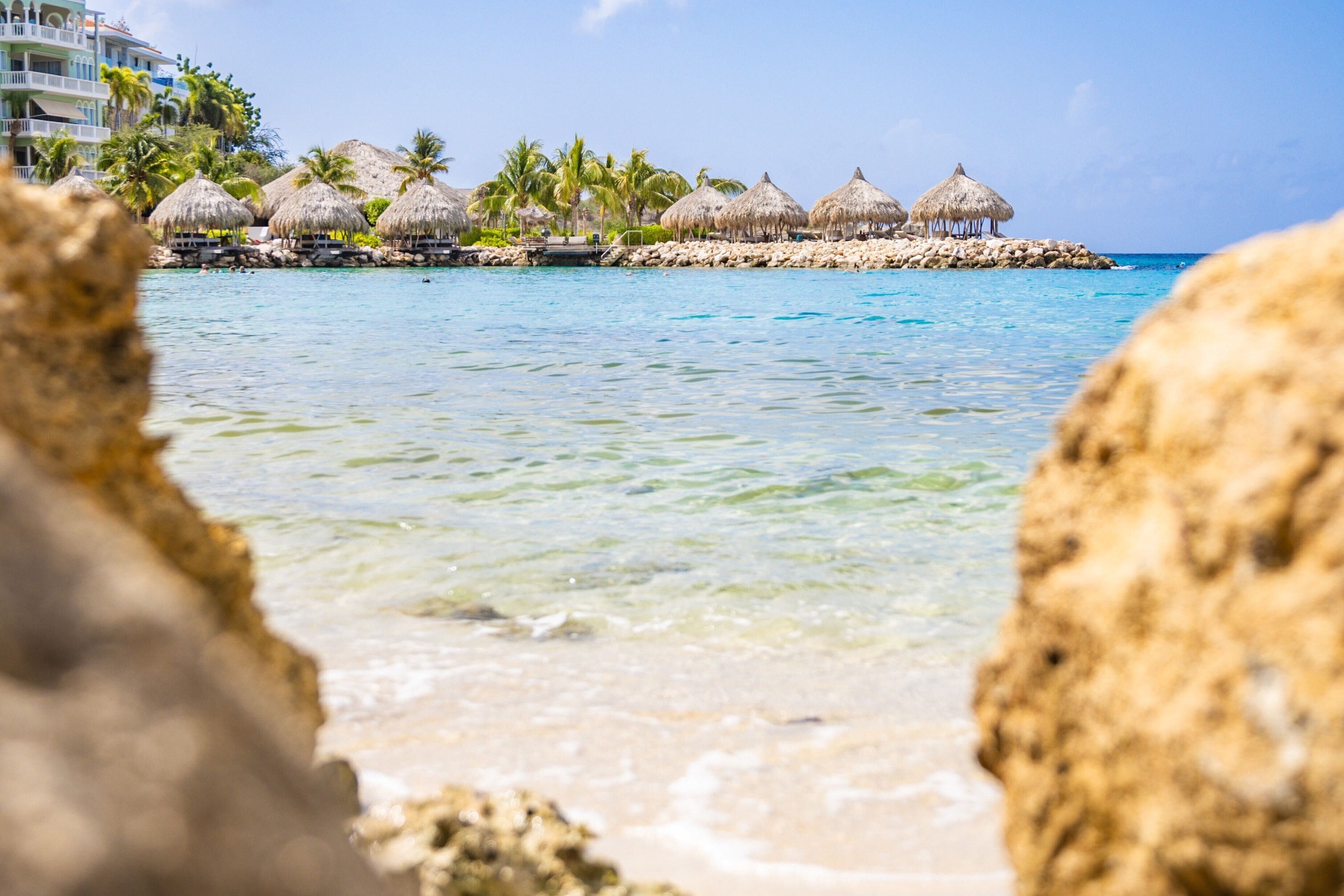 Blue Bay Beach em Curaçao, com mar calmo e água azul