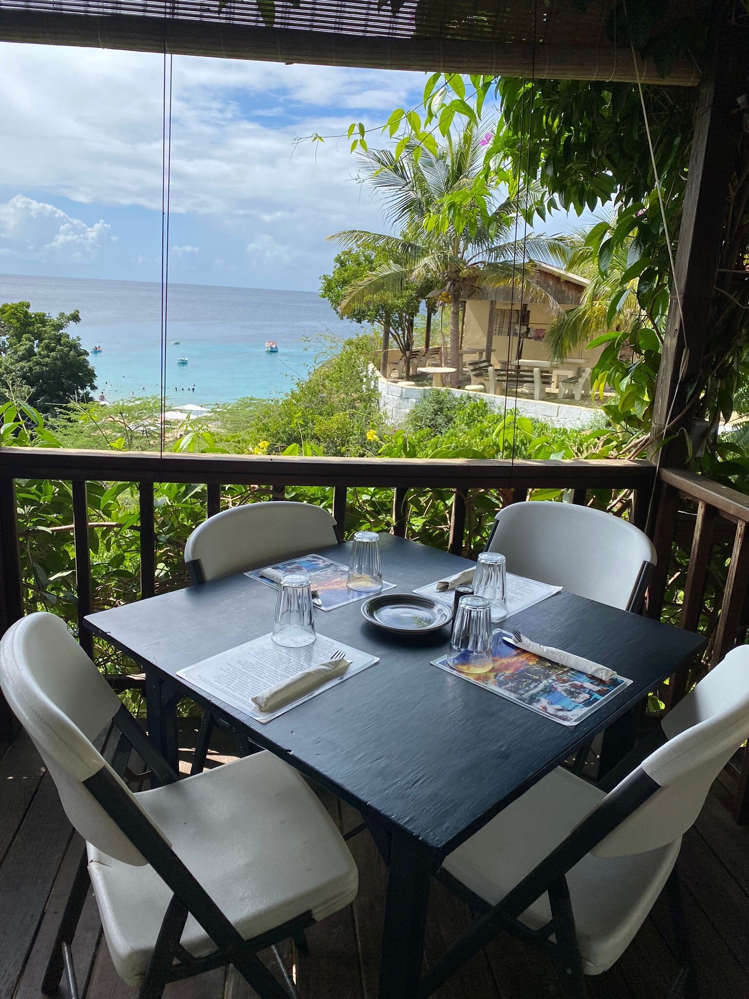 Mesa com vista para o mar no Sol Food, em Westpunt, Curaçao