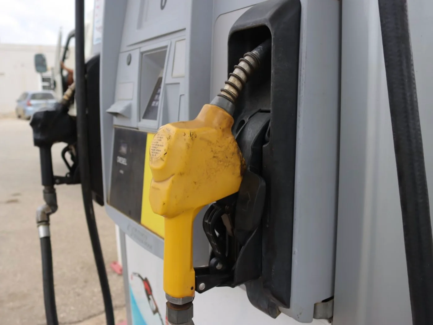 Gele benzine-nozzle bij een tankstation op Curaçao